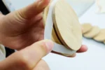 Круглые или квадратные бамбуковые деревянные крышки с индивидуальным логотипом для стеклянных банок, пробки для свечей с лазерной гравировкой на бутылках. — изображение 2