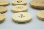 Круглые или квадратные бамбуковые деревянные крышки с индивидуальным логотипом для стеклянных банок, пробки для свечей с лазерной гравировкой на бутылках. — изображение 4